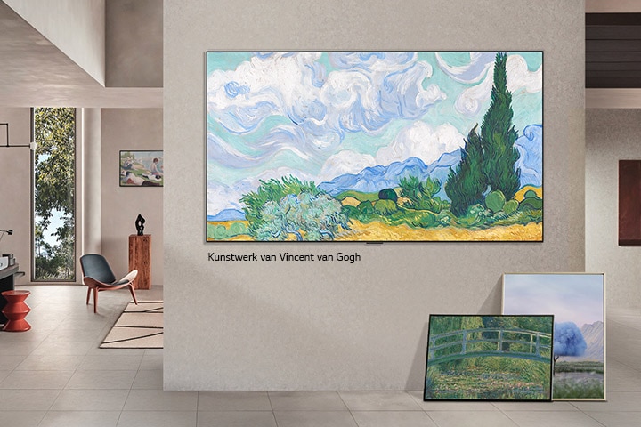 Interieur van een verfijnd huis. Veel verschillende kunstwerken zijn te zien. Op de middelste muur is een LG TV te zien met een populair kunstwerk op het scherm. De tv lijkt op een schilderij uit een museum.