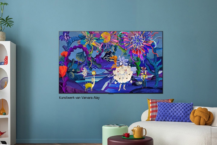 Interieur van een stijlvol en kleurrijk huis. Een LG TV is aan de muur bevestigd. Op het scherm is een kleurrijk modern kunstwerk te zien. De illustratie op de tv geeft persoonlijkheid aan het algehele design van de binnenruimte.