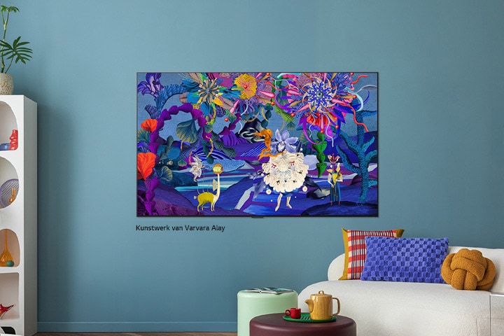 Interieur van een stijlvol en kleurrijk huis. Een LG TV is aan de muur bevestigd. Op het scherm is een kleurrijk modern kunstwerk te zien. De illustratie op de tv geeft persoonlijkheid aan het algehele design van de binnenruimte.