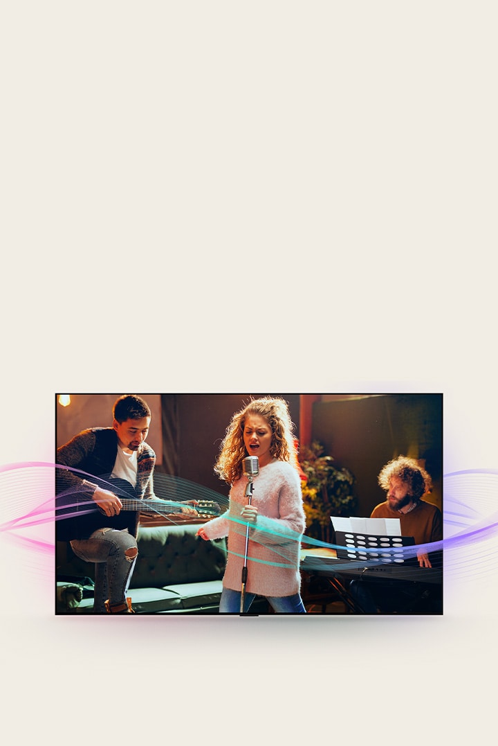 Een man die gitaar speelt, een vrouw die zingt met een microfoon en een man die piano speelt zijn in beeld. Er komen geluidsgolven bij hen vandaan die het geluid verbeelden en laten zien hoe de geluidskwaliteit met Al Clear Sound wordt verbeterd.