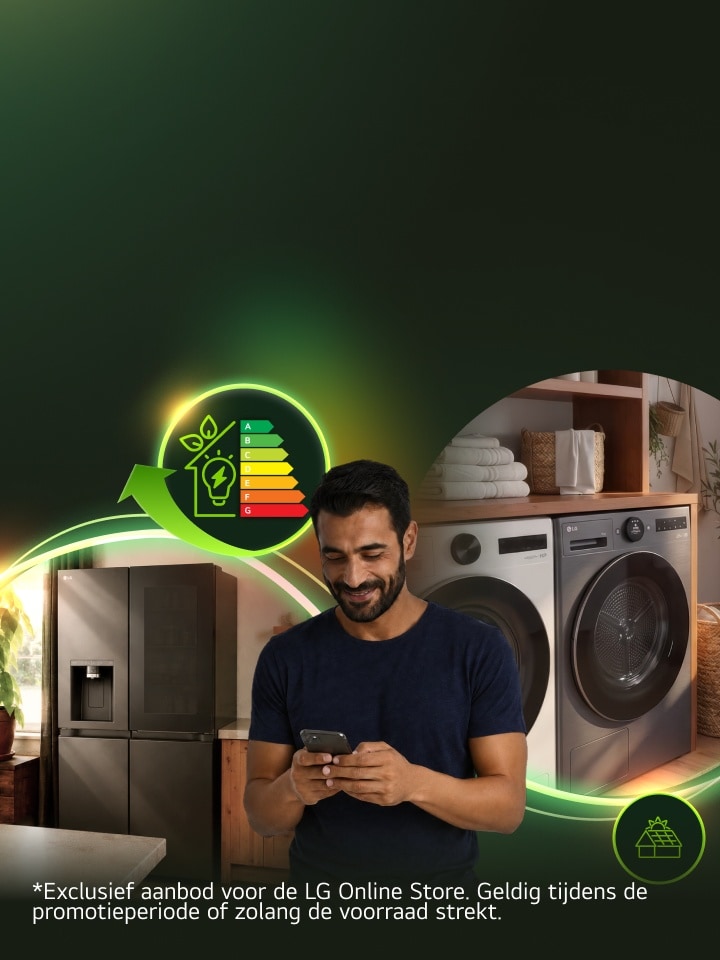 Een man bekijkt op zijn smartphone de energiezuinige huishoudelijke apparaten van LG in een moderne woning, met een koelkast, wasmachine en een pictogram voor energie-efficiëntie.