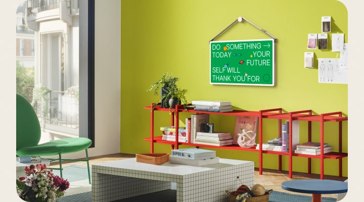 Verschillende woonruimtes met LG StanbyME 2 schermen aan de muur. De inhoud van kunstposters staat op de schermen.