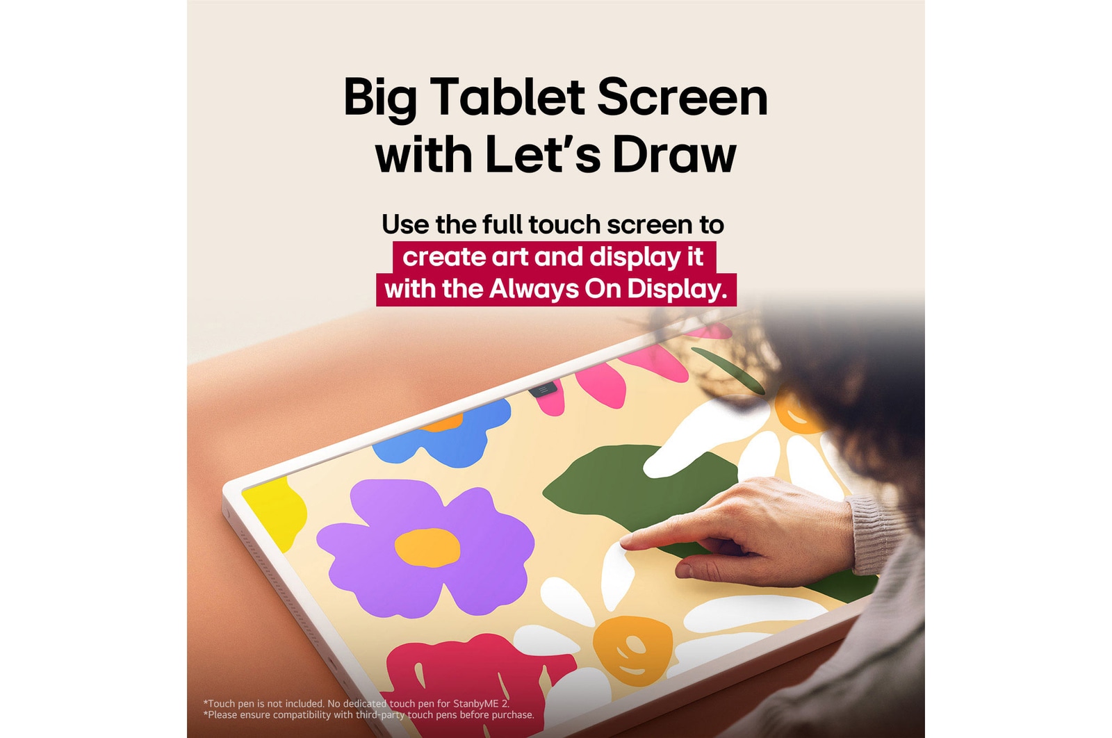 LG StanbyME 2 ligt op een tafel. Let's Draw is in gebruik. Een persoon maakt een kunstwerk met alleen zijn vinger en het touchscreen. De tekst gaat over hoe je je scherm kunt gebruiken als een digitaal canvas en kunstwerken kunt weergeven via de Always On Display.