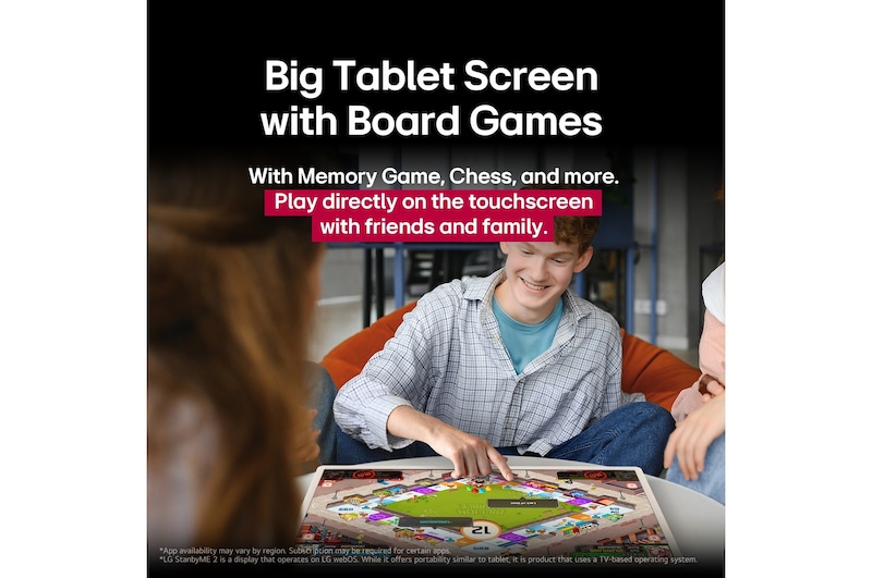 Een groep vrienden die een bordspel spelen op de LG StanbyME 2 op tafel. Het grote tabletscherm is aanwezig. Tekst spreekt over direct spelen op het touchscreen.