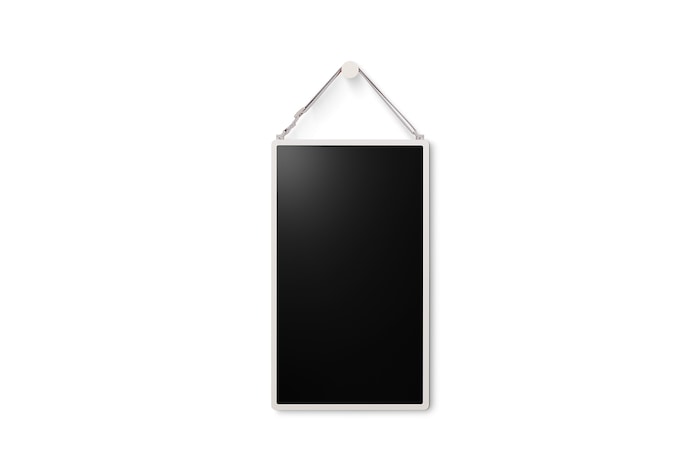 LG StanbyME 2 wordt aan de muur gehangen met behulp van de muurriem.