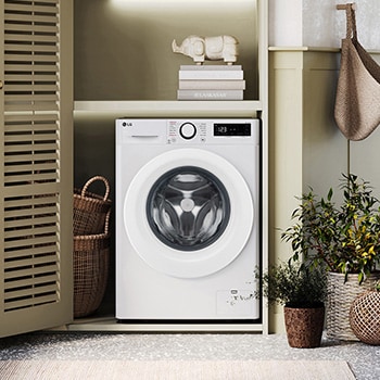 De witte LG 11 kg wasmachine F4WR3011S3W met zijn strakke design, netjes geïnstalleerd onder het aanrecht van een moderne wasruimte.
