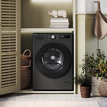 De witte LG 11 kg wasmachine F4WR7011SYB met zijn strakke design, netjes geïnstalleerd onder het aanrecht van een moderne wasruimte.