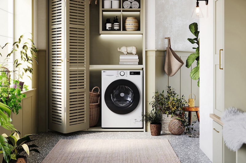De witte LG 9 kg wasmachine GD3R509S0 met zijn strakke design, netjes geïnstalleerd onder het aanrecht van een moderne wasruimte.