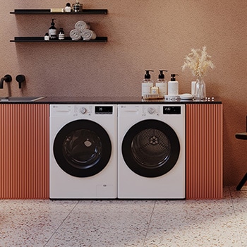 De witte LG 8 kg droger RH80V9AV4N, geïnstalleerd als een set naast een bijpassende wasmachine in een stijlvolle, moderne wasruimte.