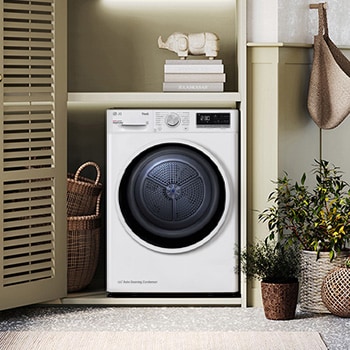 De witte LG 9 kg droger RH90V5AV6N, met een opvallende zwarte patrijspoortring, geïnstalleerd in een stijlvolle, moderne wasruimtekast.
