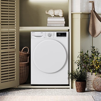 De witte LG 9 kg droger RH80V5AV0N, met een opvallende zwarte patrijspoortring, geïnstalleerd in een stijlvolle, moderne wasruimtekast.