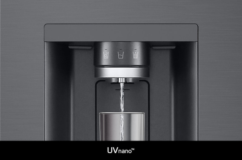 LG French Door Koelkast GMG960EVEE met **UVnano™** technologie: close-up van de verlichte waterdispenser tuit, die automatisch wordt gereinigd om bacteriën te verminderen.