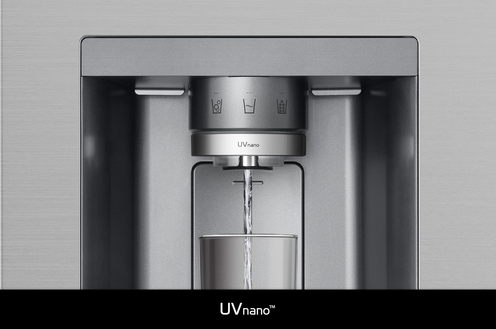 LG Side-by-Side Koelkast GSLE81PYBD met **UVnano™** technologie: close-up van de verlichte waterdispenser tuit, die automatisch wordt gereinigd om bacteriën te verminderen.
