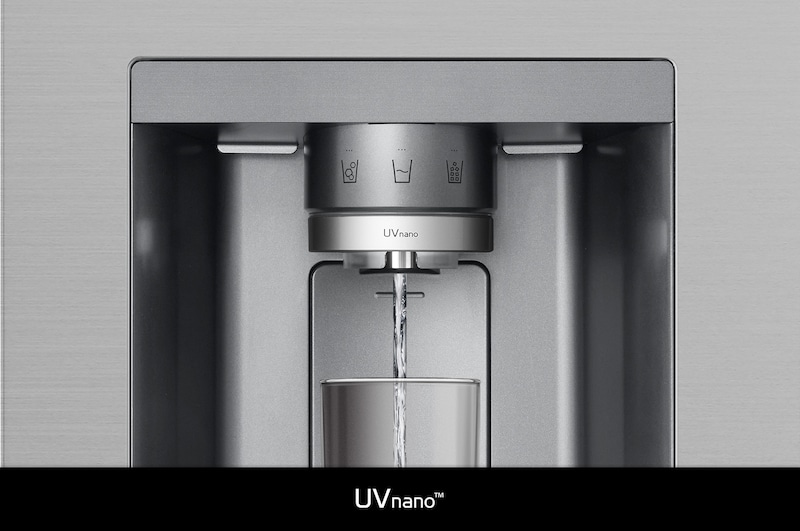 LG Side-by-Side Koelkast GSLE81PYBD met **UVnano™** technologie: close-up van de verlichte waterdispenser tuit, die automatisch wordt gereinigd om bacteriën te verminderen.