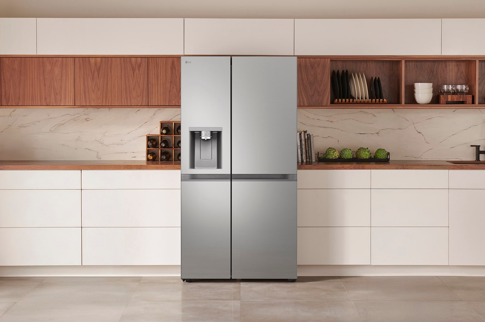 LG Side-by-Side Koelkast GSLE81PYBD in Prime Silver met water- en ijsdispenser, naadloos ingebouwd in een moderne keuken met witte en houten kasten.