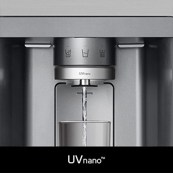 LG Side-by-Side Koelkast GSLE81PYBC met **UVnano™** technologie: close-up van de verlichte waterdispenser tuit, die automatisch wordt gereinigd om bacteriën te verminderen.
