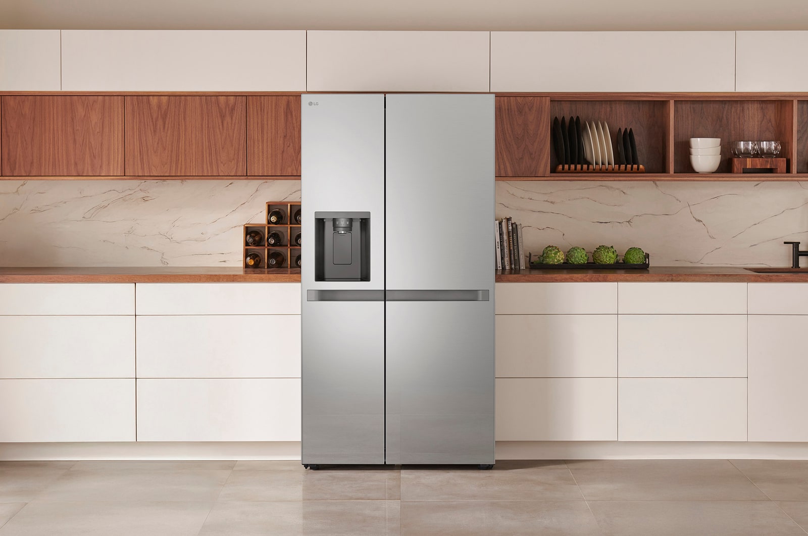 LG Side-by-Side Koelkast GSLC41PYPE in Prime Silver met water- en ijsdispenser, naadloos ingebouwd in een moderne keuken met witte en houten kasten.