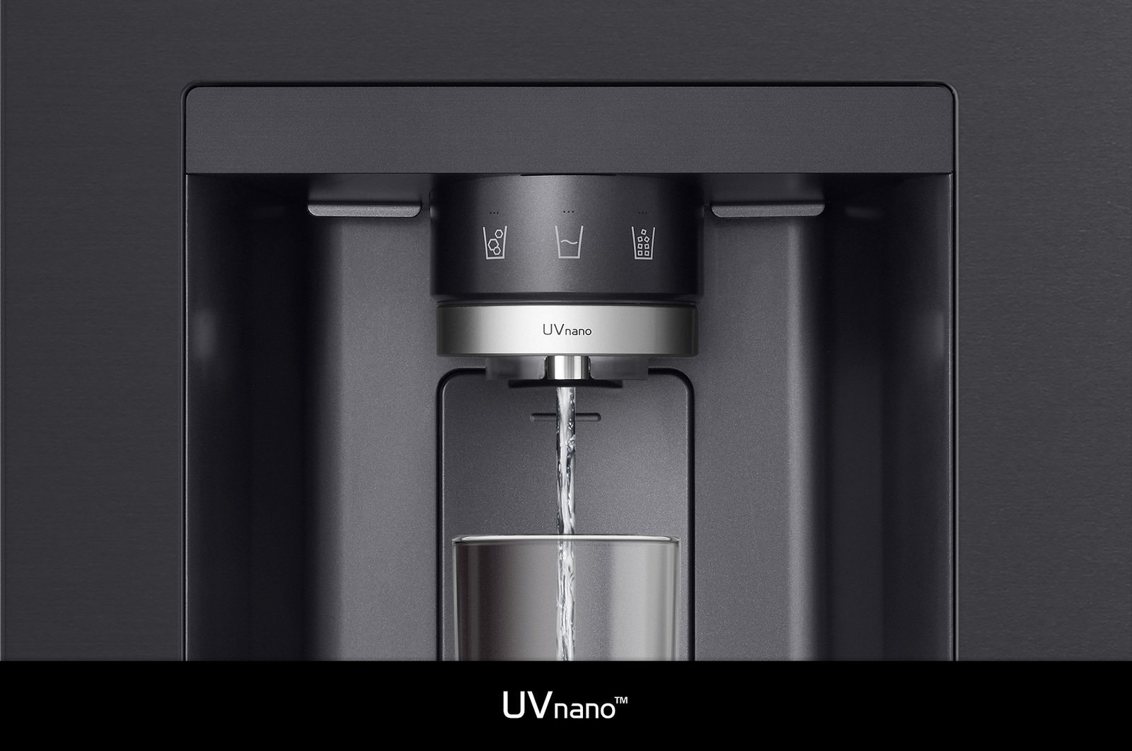 LG Side-by-Side Koelkast GSXE81EVBD met **UVnano™** technologie: close-up van de verlichte waterdispenser tuit, die automatisch wordt gereinigd om bacteriën te verminderen.