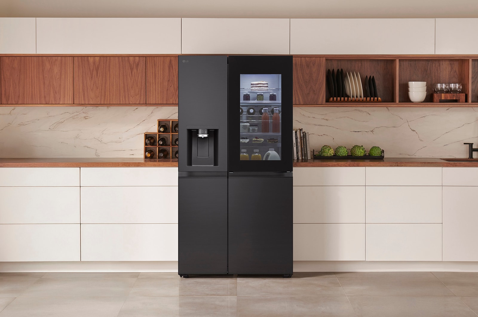 LG Side-by-Side Koelkast GSXE81EVBD in een matzwarte stalen afwerking, naadloos geïntegreerd in een moderne keuken met witte en houten kasten en een waterdispenser.