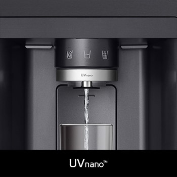 LG Side-by-Side Koelkast GSXE91EVAD met **UVnano™** technologie: close-up van de verlichte waterdispenser tuit, die automatisch wordt gereinigd om bacteriën te verminderen.