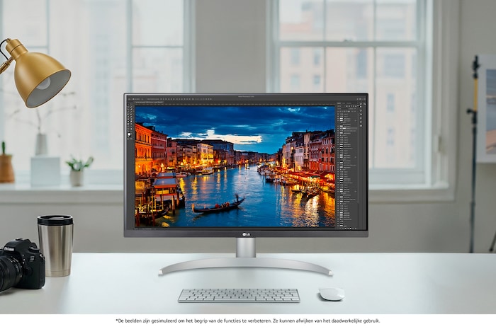 LG Monitor 27UP850K in een wit/zilveren ontwerp op een helder bureau, toont fotobewerkingssoftware en benadrukt de precieze en heldere 4K-beeldkwaliteit.
