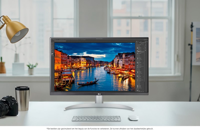 LG Monitor 27UP850K in een wit/zilveren ontwerp op een helder bureau, toont fotobewerkingssoftware en benadrukt de precieze en heldere 4K-beeldkwaliteit.
