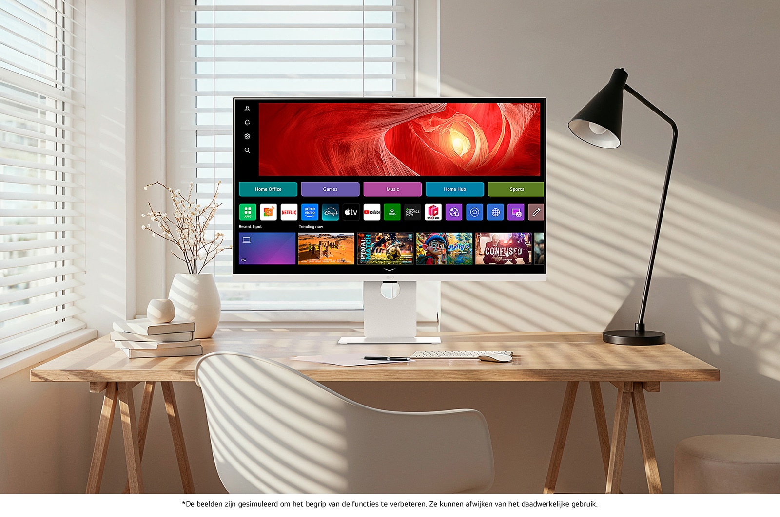 LG Monitor 37U730SA in een witte uitvoering in een moderne thuiswerkplek, toont de webOS-interface met streaming-apps en productiviteitstools voor een veelzijdige werk-entertainment balans.