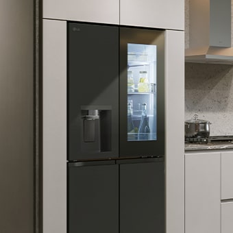 Modern keukeninterieur met InstaView koelkast.