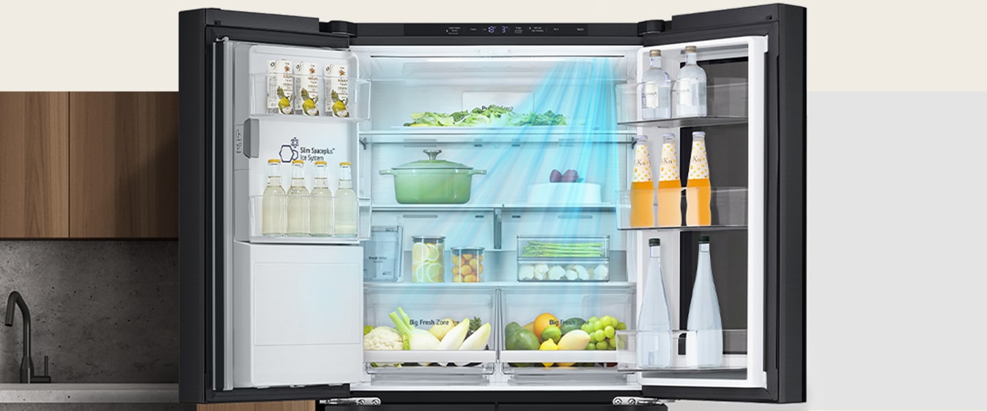 In de koelkast gevuld met ingrediënten staan aan de onderkant, aan beide kanten, blauwe pijlen die koud betekenen.