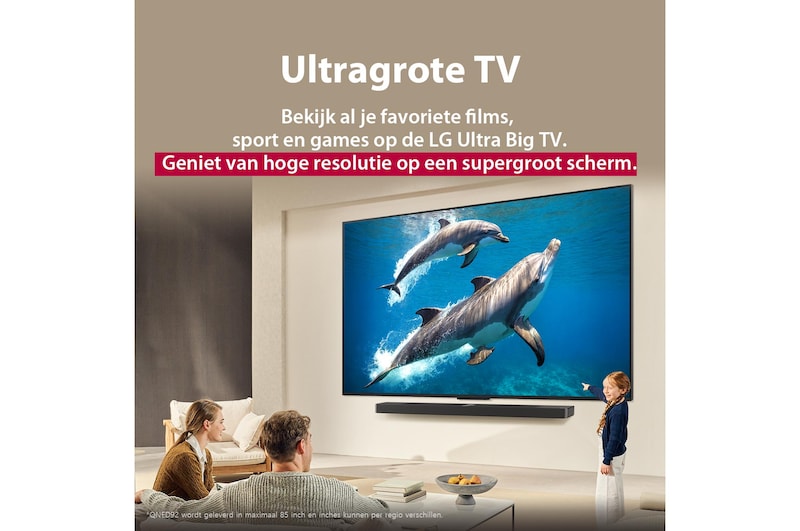 Een gezin zit op een bank en kijkt naar een LG QNED TV aan de wand boven een LG Soundbar. Een klein meisje wijst naar een scherm waarop twee dolfijnen te zien zijn. De titel bespreekt hoe elke actie nog spannender wordt op en gigantisch scherm.