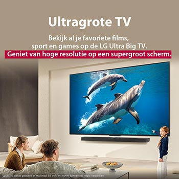 Een gezin zit op een bank en kijkt naar een LG QNED TV aan de wand boven een LG Soundbar. Een klein meisje wijst naar een scherm waarop twee dolfijnen te zien zijn. De titel bespreekt hoe elke actie nog spannender wordt op en gigantisch scherm.
