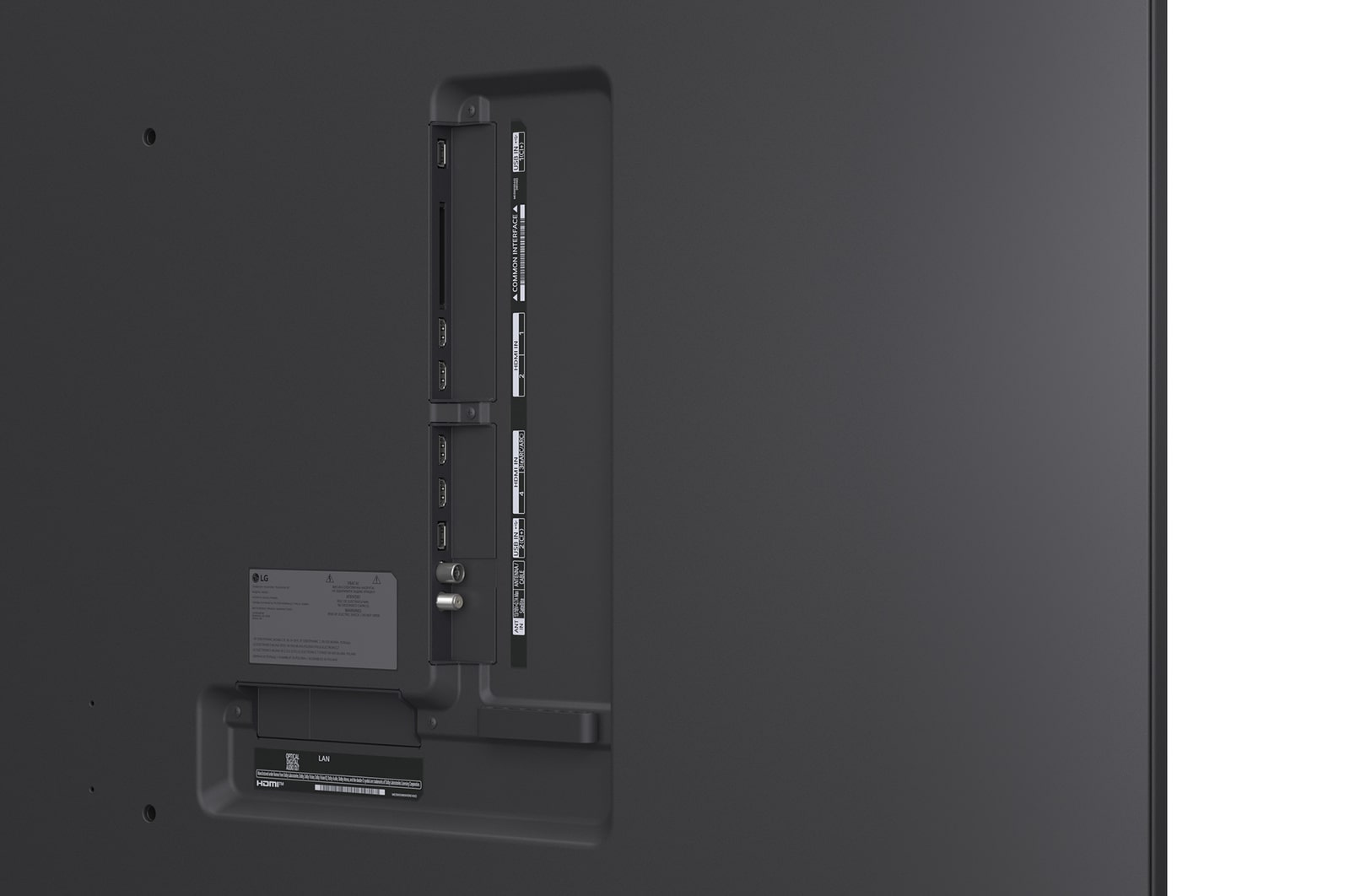 LG AI Magic Remote met de AI-knop gemarkeerd. Daaromheen staan de verschillende functionaliteiten die een gebruiker met de knop kan openen. AI Voice ID, AI Search, AI Chatbot, AI Concierge, AI Picture Wizard, AI Sound Wizard. De tekst legt uit dat de LG AI Magic Remote je AI Experience compleet maakt met een speciale AI-knop en kan worden gebruikt als muis. Gewoon aanwijzen en klikken.