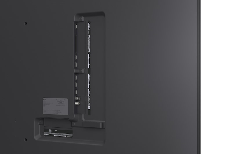 LG AI Magic Remote met de AI-knop gemarkeerd. Daaromheen staan de verschillende functionaliteiten die een gebruiker met de knop kan openen. AI Voice ID, AI Search, AI Chatbot, AI Concierge, AI Picture Wizard, AI Sound Wizard. De tekst legt uit dat de LG AI Magic Remote je AI Experience compleet maakt met een speciale AI-knop en kan worden gebruikt als muis. Gewoon aanwijzen en klikken.