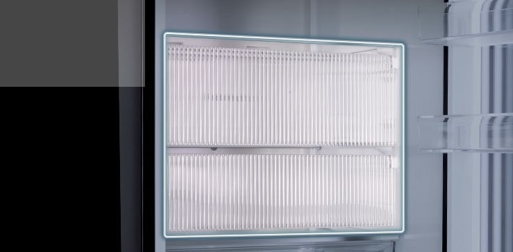 Opbergvak met voedselafdekking binnen de koelkast.