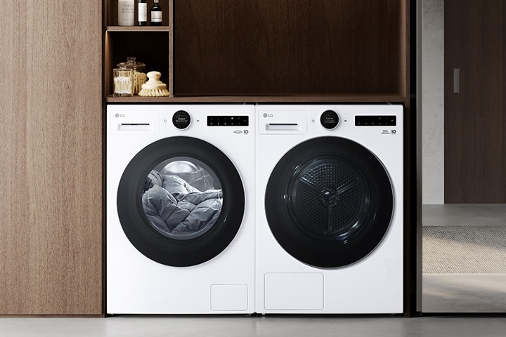 Er zijn twee producten in de ruimte. Het product links is ingeschakeld en het wasgedeelte wordt automatisch verbonden met het product rechts en automatisch ingesteld.	