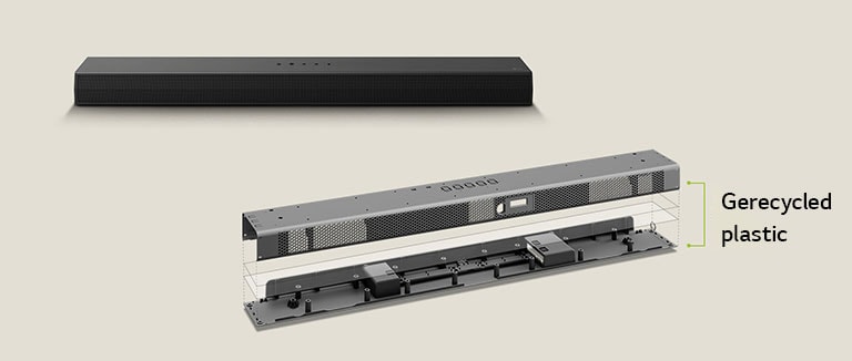 Er is een achter een vooraanzicht van de soundbar en een metalen frame van de soundbar vooraan. Een aanzicht vanuit een helling van de achterkant van het metalen frame van de soundbar met de woorden “Recycled Plastic” (Gerecycled plastic) die de rand van het frame aangeven.