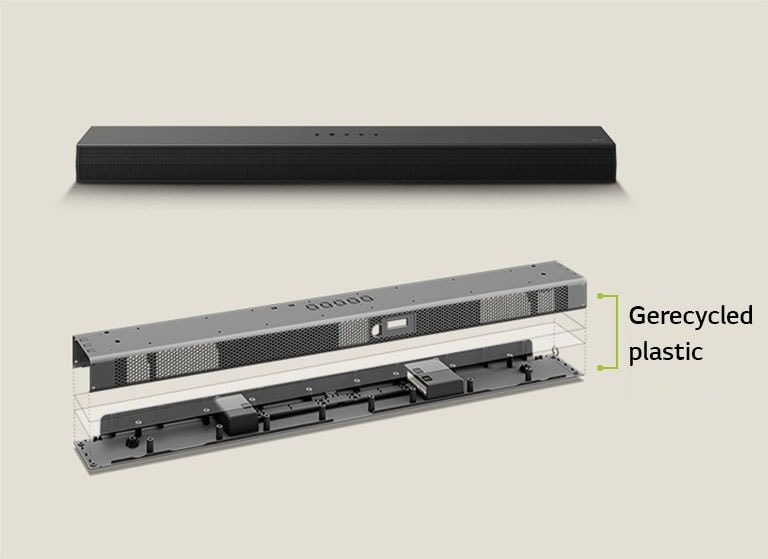 Er is een achter een vooraanzicht van de soundbar en een metalen frame van de soundbar vooraan. Een aanzicht vanuit een helling van de achterkant van het metalen frame van de soundbar met de woorden “Recycled Plastic” (Gerecycled plastic) die de rand van het frame aangeven.