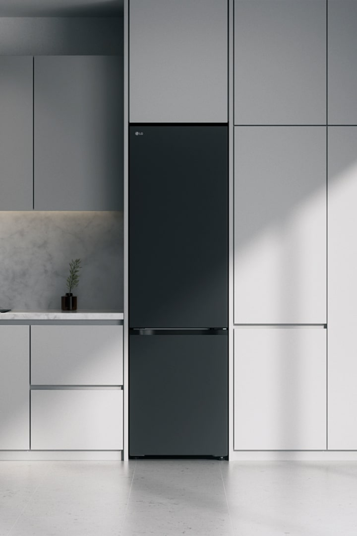 Matzwarte LG bodemvriezer GBBSJ1CCPY ingebouwd in grijze kasten naast marmeren blad en inductiekookplaat.