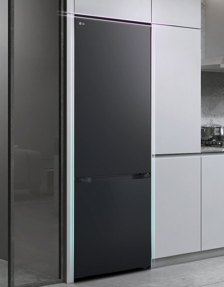 LG matzwarte koelkast GBBSJ1CCPY ingebouwd in grijze kasten met wijnrek links en kookgerei rechts.