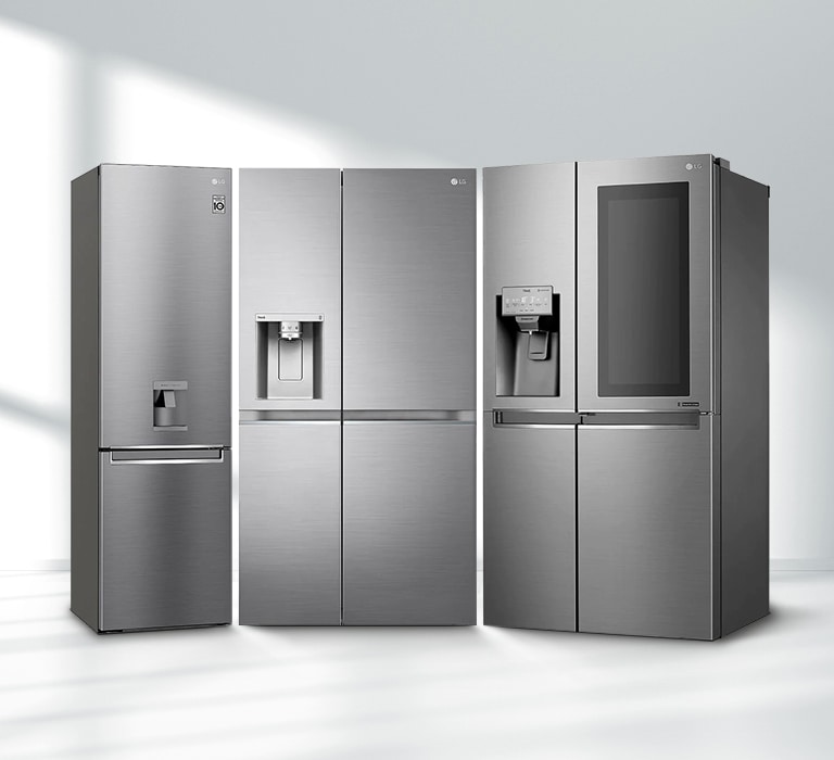 Er zijn drie koelkasten in het raamkozijn