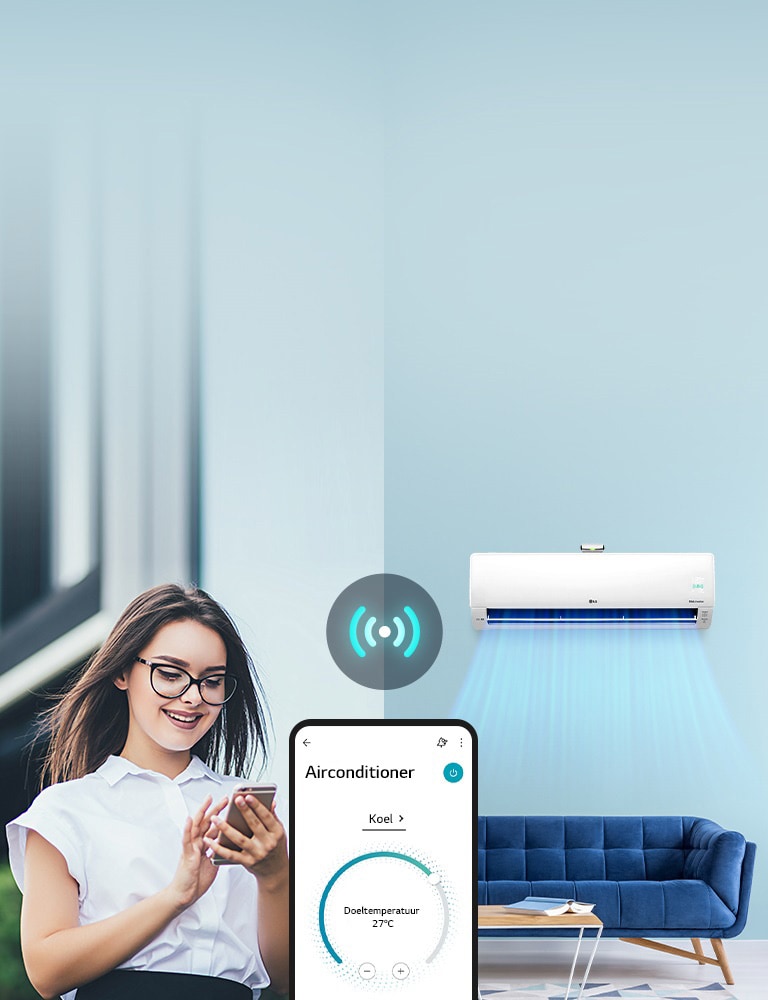 De vrouw is buiten de airconditioner in het huis aan het regelen met haar mobiele telefoon.