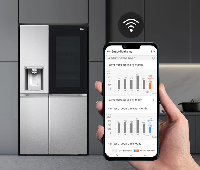 In de keuken houdt iemand een telefoon vast met de LG ThinQ-app en onderhoudsgegevens.