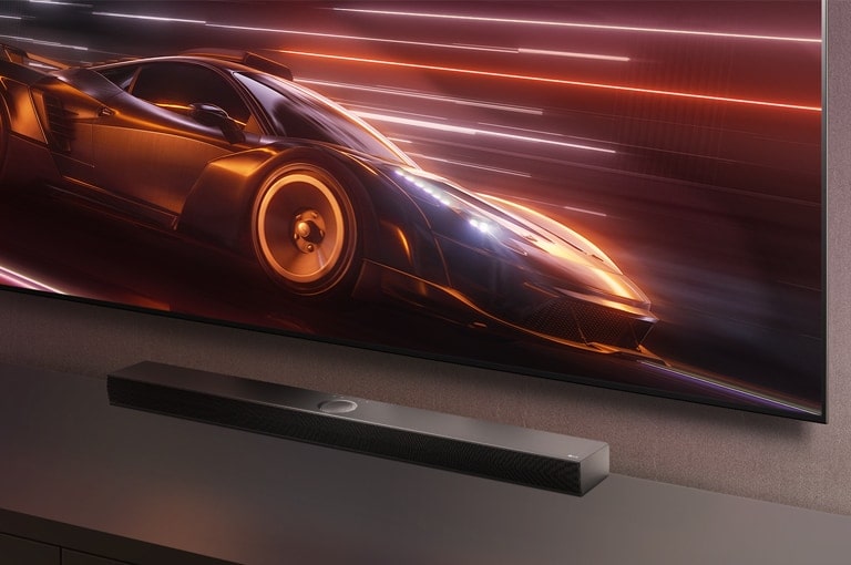 LG Soundbar en LG TV zijn samen te zien. Een racegame is in beeld.
