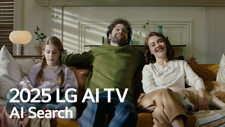 We zien een titel: 2025 LG AI TV, Al Search. Een gezin van drie zit op de bank in hun woonkamer