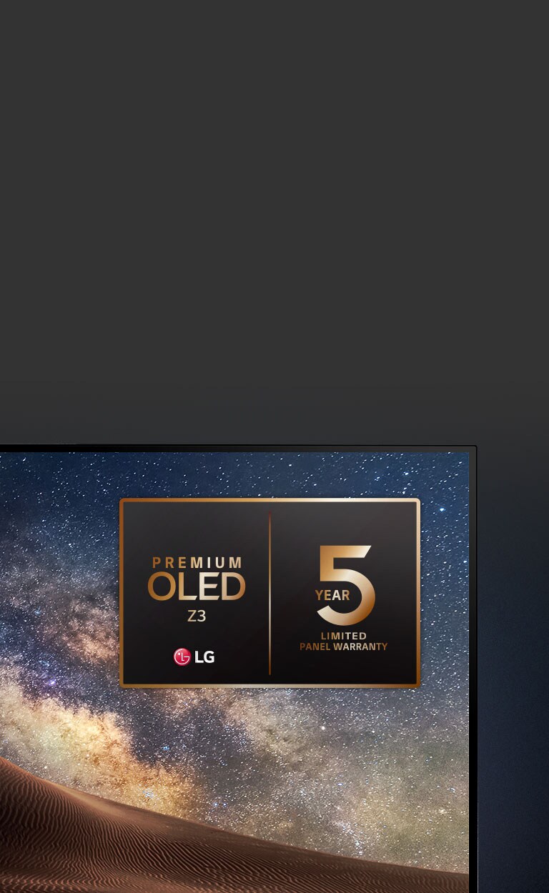 Een beeld van het Noorderlicht wordt weergegeven op een LG OLED TV. De bovenste hoek van de tv wordt getoond tegen een zwarte achtergrond, waar een hemelachtige gradatie zich voortzet. Het logo van de 5-jarige paneelgarantie wordt ook op het tv-scherm weergegeven.