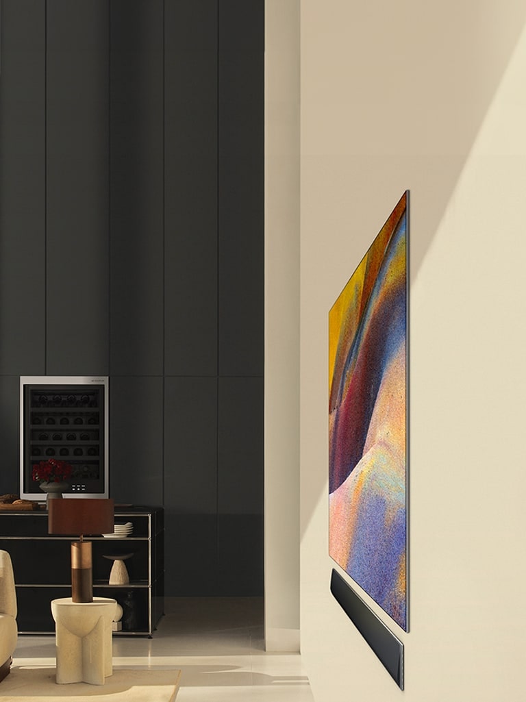 LG OLED TV, OLED G4 met een elegant abstract kunstwerk op het scherm en een LG Soundbar plat tegen de muur in een moderne woonruimte.