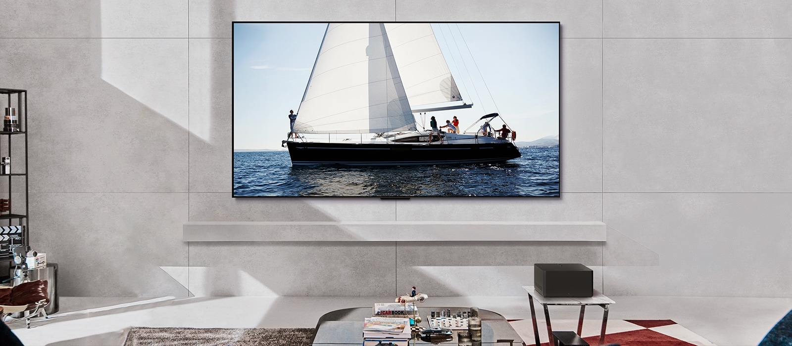 LG OLED evo M4 en LG Soundbar in een moderne woonruimte overdag. Een schermafbeelding van zeilboot op de oceaan wordt weergegeven met het ideale helderheidsniveau.