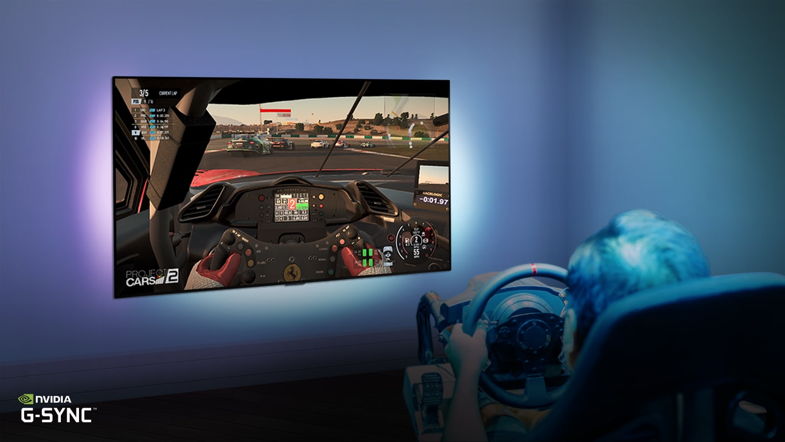 Een man speelt een racegame met LG OLED TV en Xbox serie X.