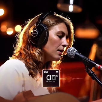 Een vrouw zingt in een microfoon met een koptelefoon op, benadrukt door geluidsverbetering via de LG α11 AI-processor.
