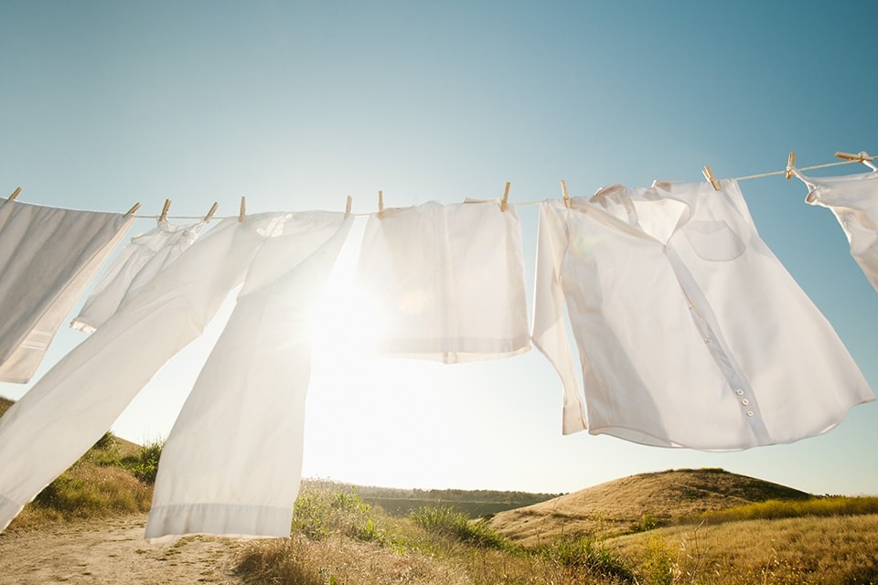 Witte kleding hangend aan waslijn